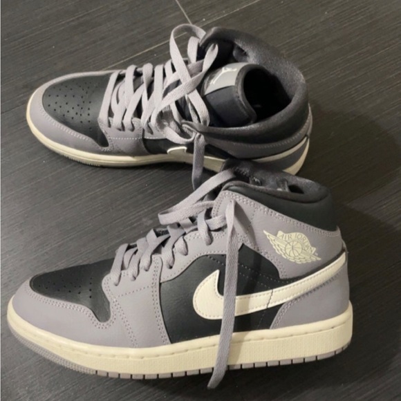 Jordan 1 size 7.5 - Picture 2 of 2